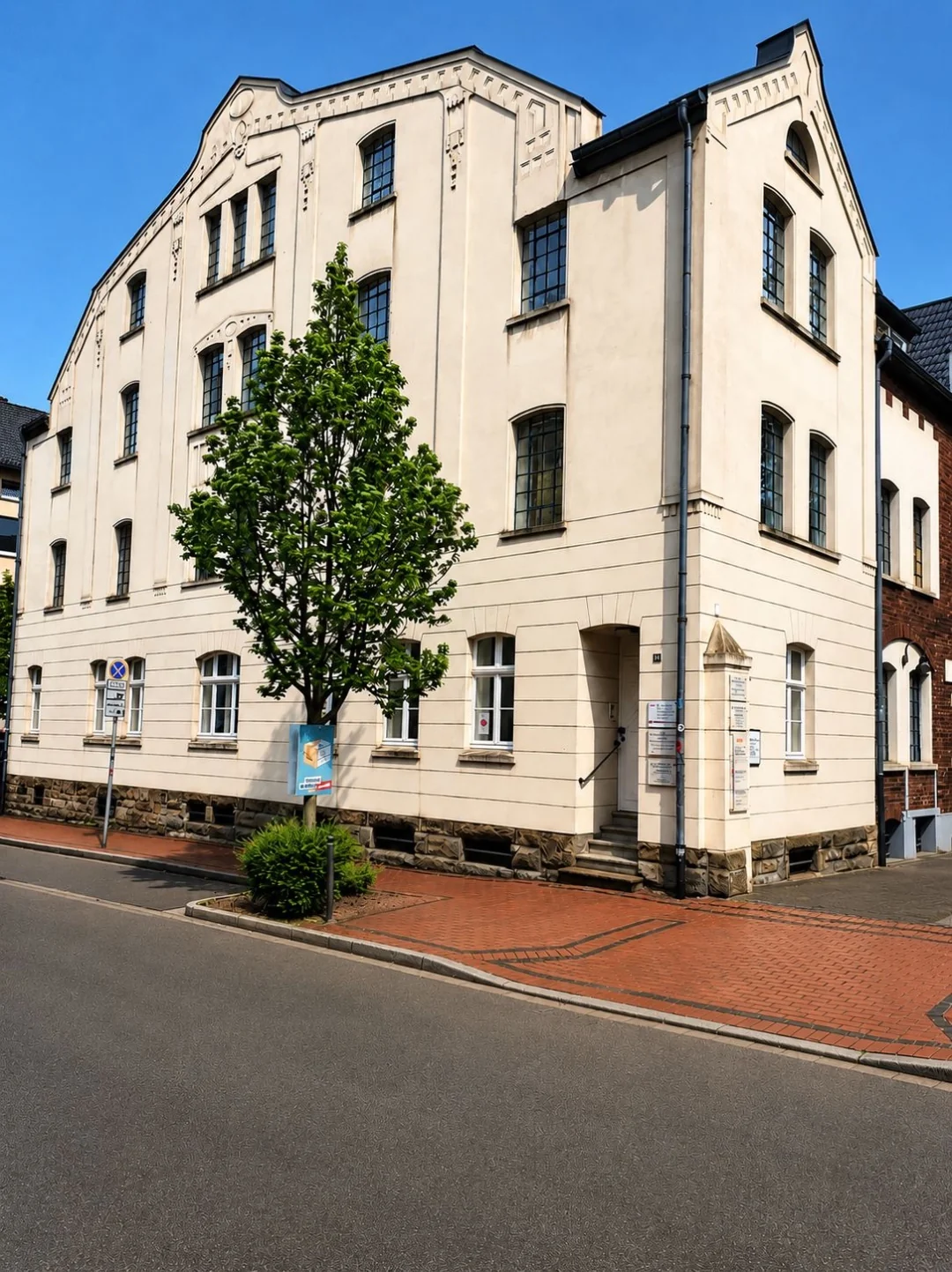 Außenansicht der Praxis Wiesenstraße 14 in Witten an einem sonnigen Tag